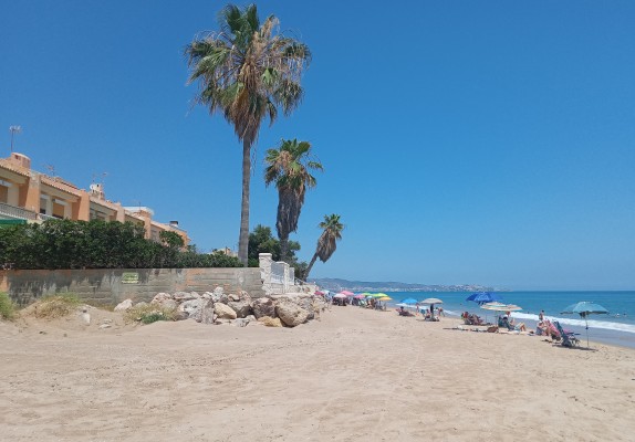 Recuperar la playa de los años 60: el proyecto para regenerar La Goleta de Tavernes de la Valldigna