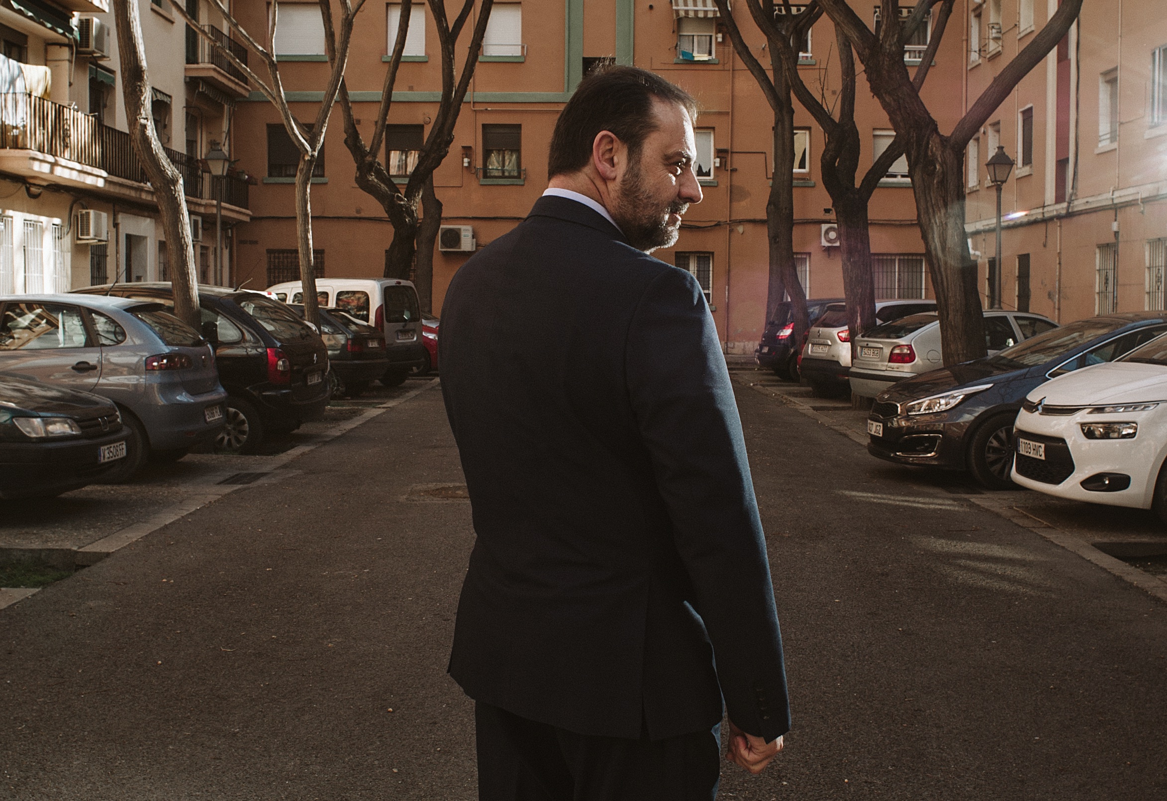 José Luis Ábalos, en el valenciano barrio de Marxalenes. Imagen extraída del número 42 de la Revista Plaza. Foto: DANI DUART - 