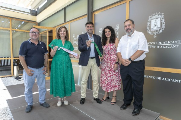 Alicante reconoce los 80 años de los Moros y Cristianos de San Blas, de interés turístico