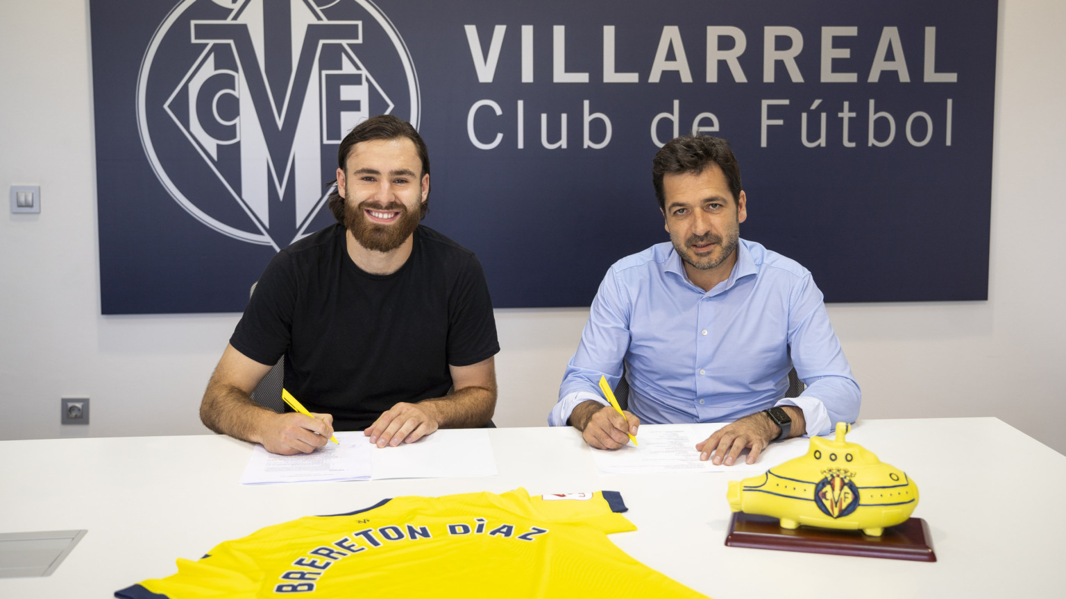 Ben Brereton firma su nuevo contrato junto a Fernando Roig Negueroles. VILLARREAL CF - 