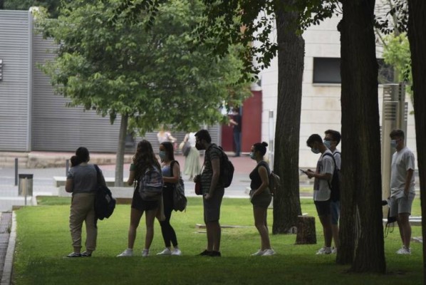 El Consell destina 4 millones a becar a 4.625 universitarios, que estarán exentos de tasas
