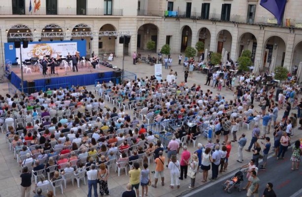 Alicante ofrece 21 conciertos en el ciclo 'Verano de músicas' en la Plaza del Ayuntamiento