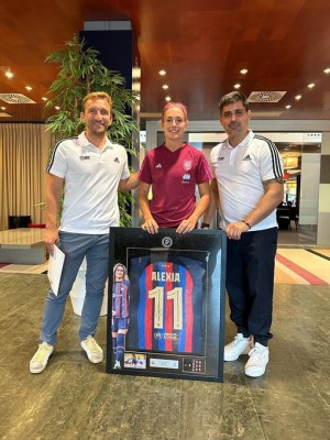 Alexia Putellas recibe el reconocimiento por su inclusión en el mejor equipo de la FIFA