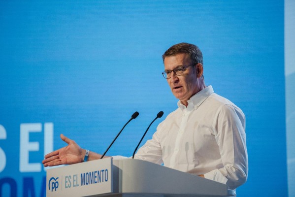 Feijóo modificará los impuestos a banca y energéticas si gana las elecciones, pero no los eliminará