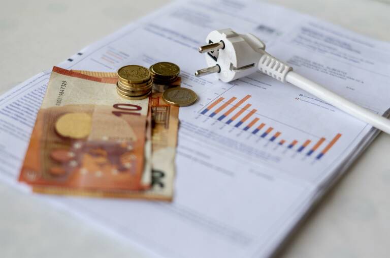 La luz se dispara este lunes un 142,4 % y vuelve a situarse por encima de los 100 euros/MWh