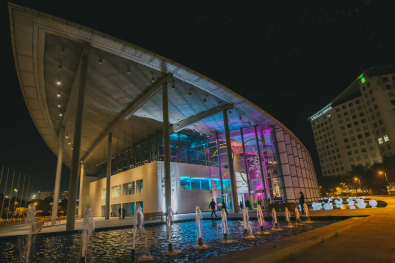 València modernizará el Palacio de Congresos con placas solares para autoconsumo y luminarias LED