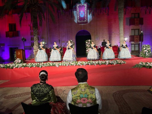 La Plaça de Baix acoge el acto de proclamación de las reinas y damas de Elche