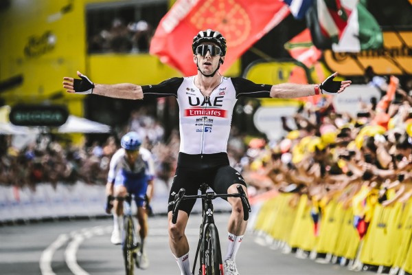 Adam Yates se lleva la batalla entre hermanos y se viste de amarillo en Bilbao