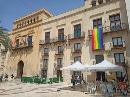 De Elche a Náquera: los sainetes con la bandera LGTBIQ+