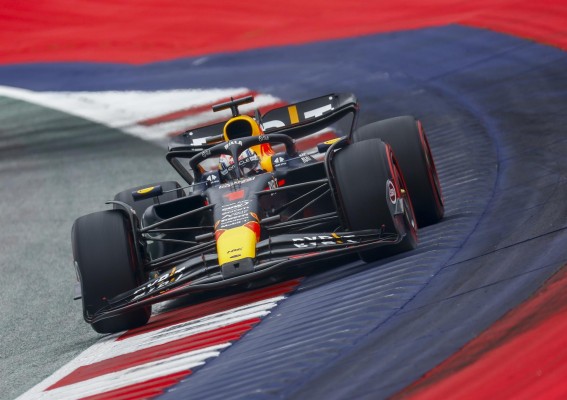 Verstappen se exhibe en la carrera al esprint y Carlos Sainz termina tercero
