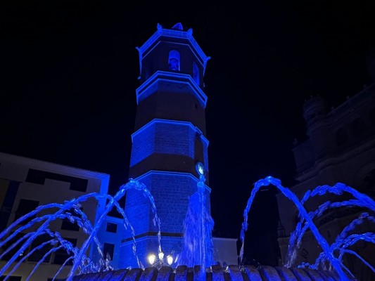 El Fadrí y la fuente de la plaza Mayor de Castelló se iluminan de azul en honor al Grau y Sant Pere 