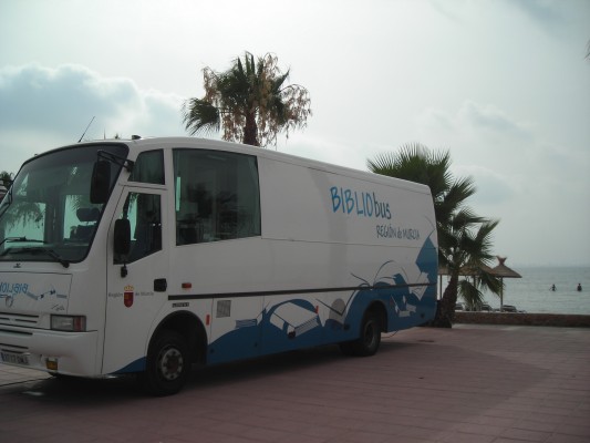 La flota de los bibliobuses de la BRMU se ponen en marcha rumbo a las playas 