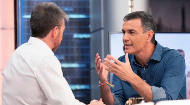 Sánchez sale en la tele antisanchista