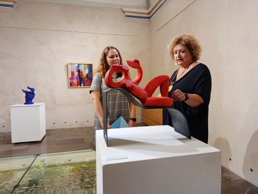 L'escultora Cinta Barberà presenta la mostra 'La vida en colors' a la capella del Mucbe de Benicarló