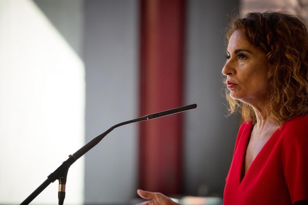 El déficit público cae a la mitad hasta abril, con 4.282 millones, y se modera al 0,3% del PIB