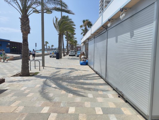 El mercadillo tradicional de Playa de San Juan estrena nueva ubicación en la avenida de Niza