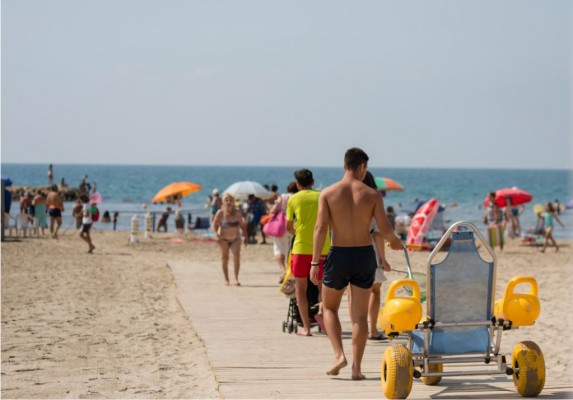 Alicante implanta el servicio de playas accesibles en San Juan, Urbanova, Postiguet y Tabarca