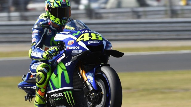 Rossi logra la 'pole' y mete presión a Márquez