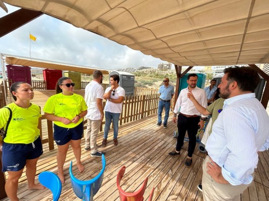 Elche amplia los servicios de accesibilidad en las playas para personas con diversidad funcional
