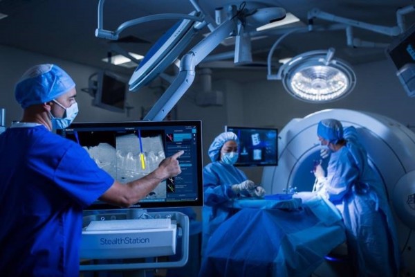 La Salud adquiere un 'GPS' que permite realizar cirugías cerebrales y de columna con mayor precisión y seguridad