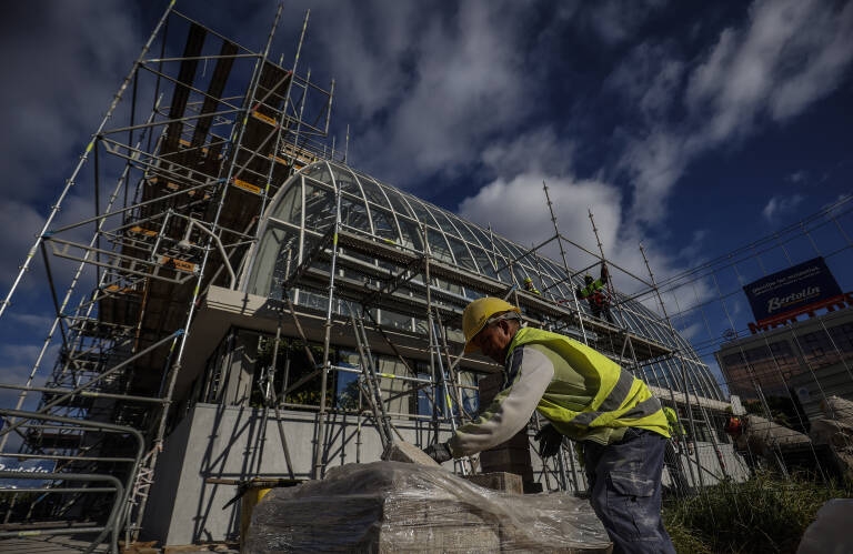   Un hombre trabaja en las obras del Palau de Música, a 18 de enero de 2023. Foto: ROBER SOLSONA/EP - 