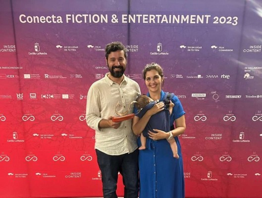 El valenciano Jorge Yúdice gana el Premio RTVE en Conecta Fiction 2023 por 'De buena familia'