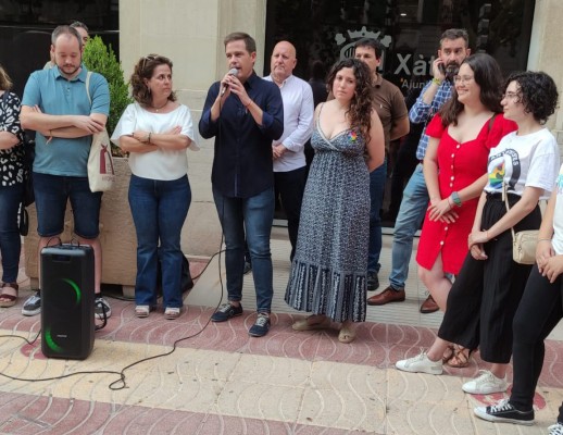 El concejal de Vox de Xàtiva acude a la concentración LGTBI+: 