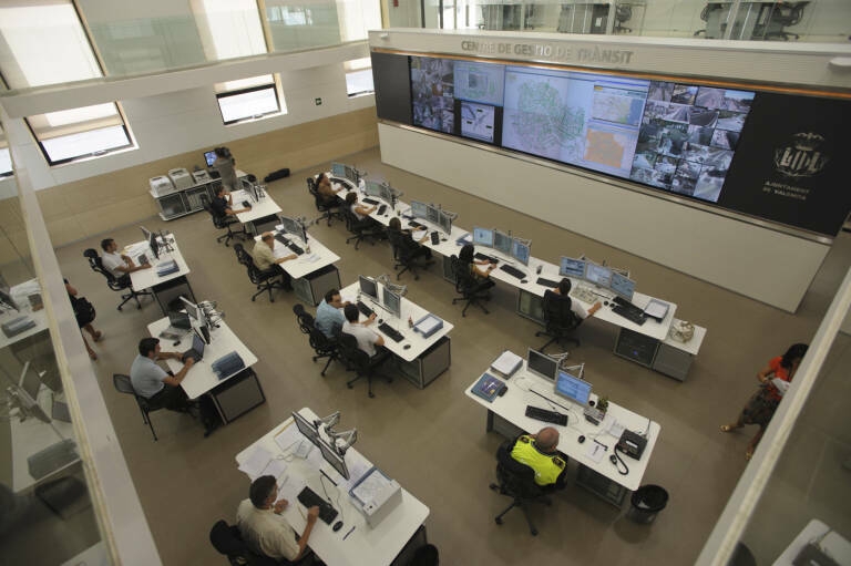 Sala de control de tráfico del Ayuntamiento de València. Foto: KIKE TABERNER - 
