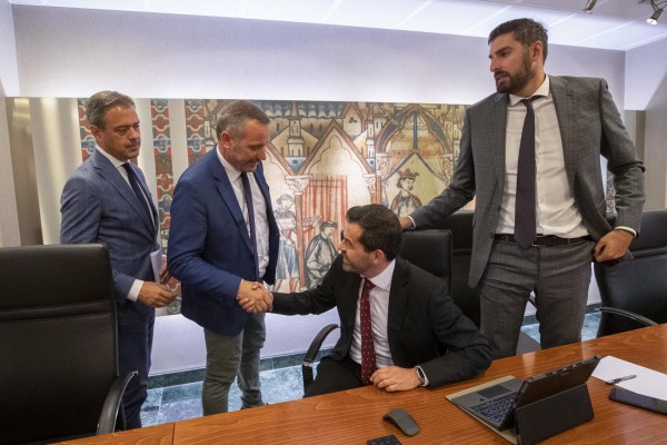 Antelo no cede y aprieta a López Miras: 