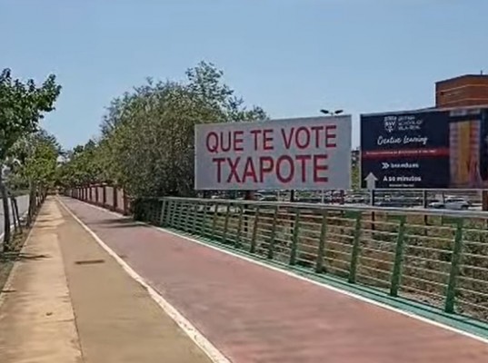 La Junta Electoral ordena retirar las vallas contra Sánchez con el lema 'Que te vote Txapote'