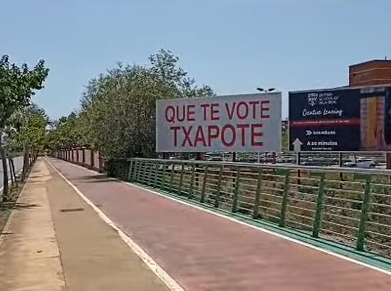 La Junta Electoral ordena retirar las vallas contra Sánchez con el lema 'Que te vote Txapote'