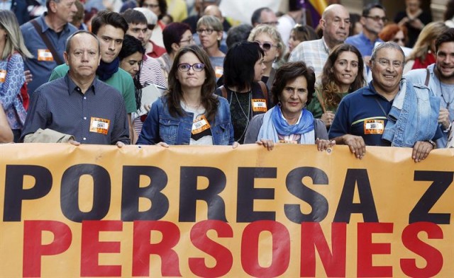 Cientos de personas se manifiestan contra la pobreza y por la justicia fiscal