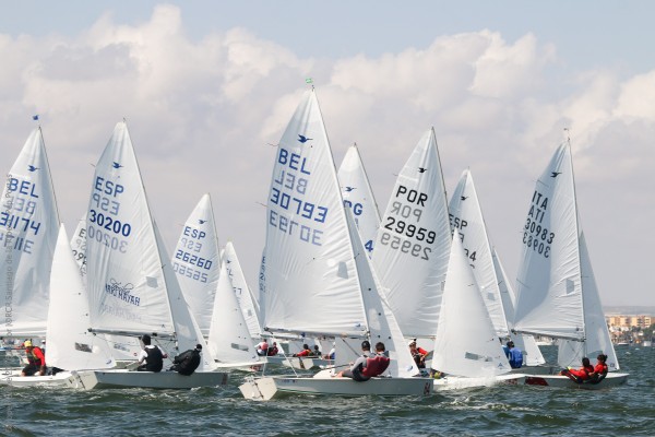 Santiago de la Ribera acoge la Copa de España de la clase Snipe con 61 barcos en liza 