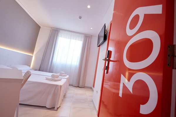 Doña Lola reabre el hotel del Port: sin recepción, 30 habitaciones y con ampliación prevista a otras 30