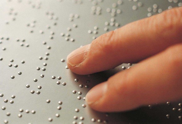 Una placa en braille desde donde se miden todas las alturas en España