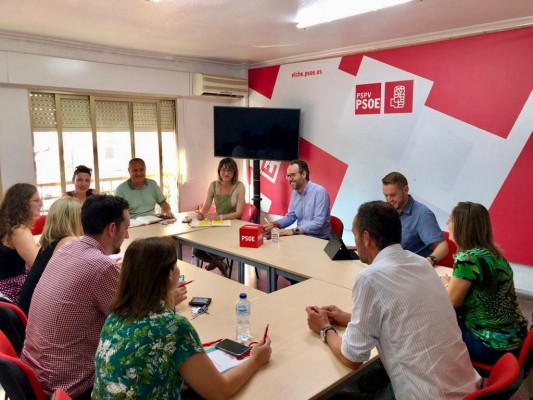 El PSOE de Elche destina sus dedicaciones para los concejales veteranos, incluido Carlos González