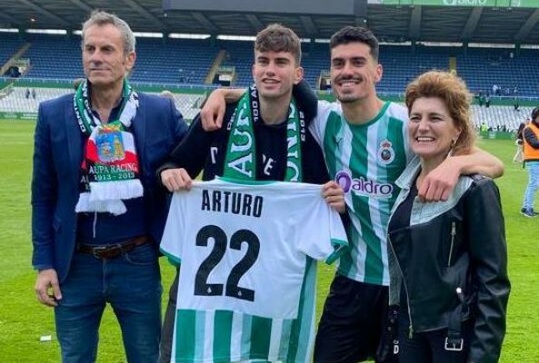 Arturo Molina vuelve al Murcia y es el primer jugador fichado este verano