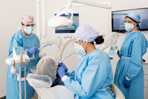 El Colegio de Dentistas de Castelló respalda la retirada de la obligatoriedad de las mascarillas