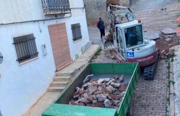 Vecinos de Marines Viejo denuncian el difícil acceso a viviendas por unas obras paralizadas
