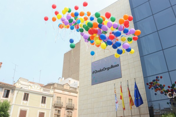 Una provincia volcada por el Orgullo ondea banderas arcoíris desde los ayuntamientos