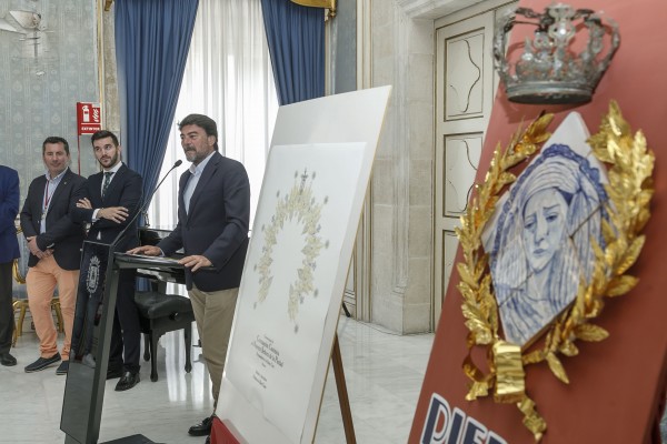 Barcala exalta a la hermandad de Santa Cruz como seña alicantina por la Coronación de la Piedad