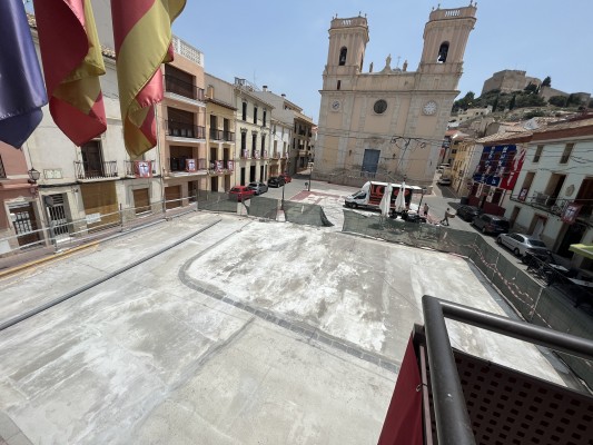 La plaza de Baix vuelve a ser transitable tras un hormigonado provisional  
