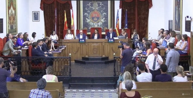 La nueva corporación de Elche, plenamente constituida: mano tendida y primeros reproches
