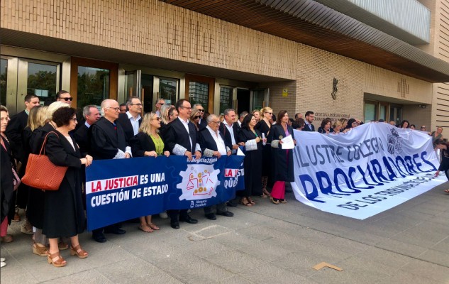 Abogados y procuradores exigen el fin de las huelgas que dejan a la Justicia 