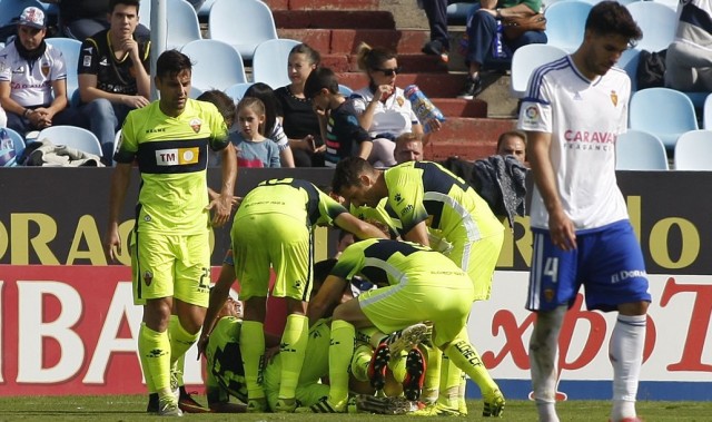 El Elche aprovecha los errores del Zaragoza para asaltar la Romareda