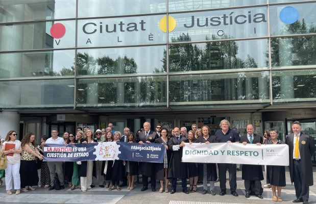 Abogados y procuradores exigen el fin de las huelgas que dejan a la Justicia 