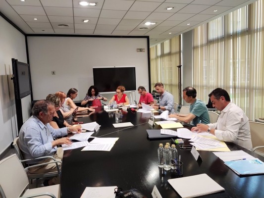 Educación y sindicatos firman el acuerdo de plantillas que aumenta el personal docente