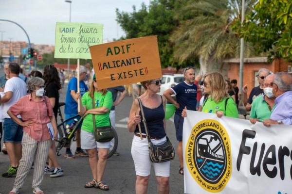 La Plataforma Variante de Torrellano, Ya! rechaza que el tren se electrifique y convoca otra protesta