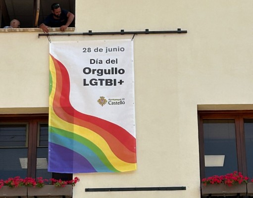 Bandera arcoíris, iluminación y manifiesto: el Ayuntamiento de Castelló celebra el Orgullo LGTBI