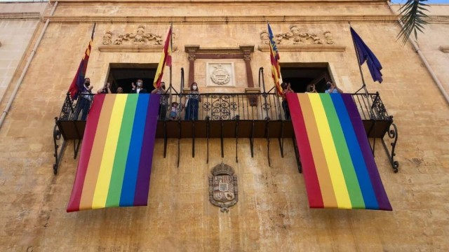 PP y Vox mantendrán la bandera LGTBIQ+ en el Ayuntamiento y la del Paseo de la Estación, a la Ciudad Deportiva
